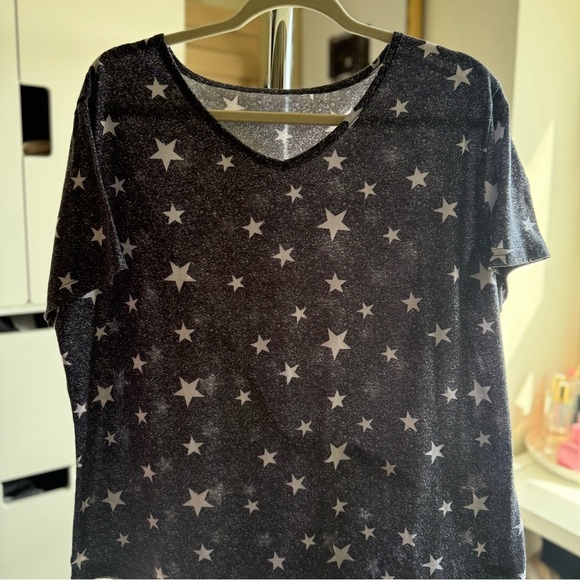 NWOT Gray Blueish White Stars Patterned Short Sleeve Top Shirt - Picture 3 of 4